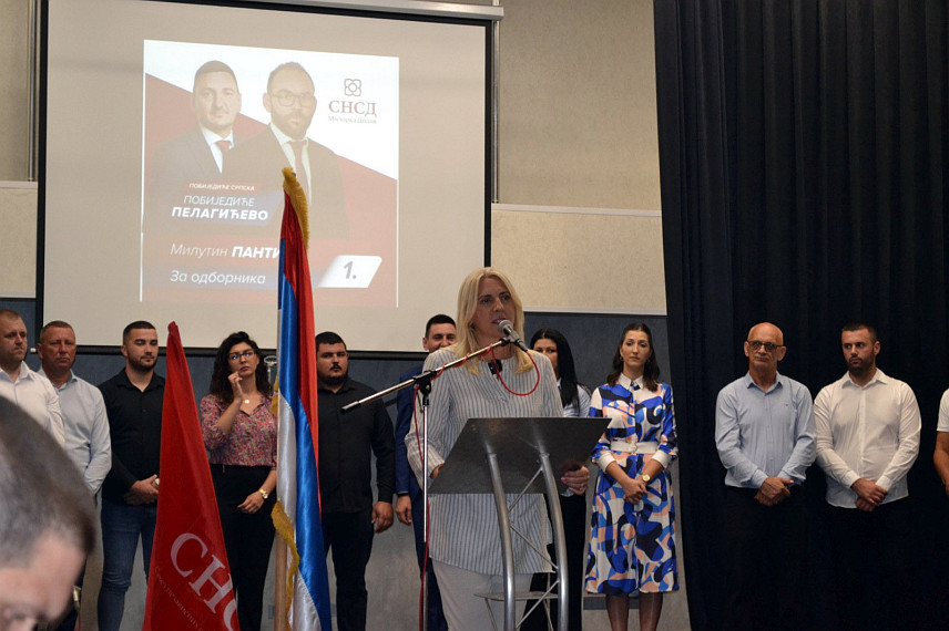 ПЕЛАГИЋЕВО, 12. СЕПТЕМБРА /СРНА/ - Потпредсједник СНСД-а Жељка Цвијановић на предизборном скупу у Пелагићеву.