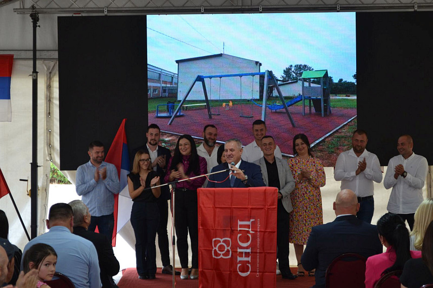 ДОЊИ ЖАБАР, 12. СЕПТЕМБРА /СРНА/ - Потпредсједник СНСД-а Радован Вишковић на трибини у Доњем Жабару.