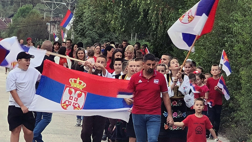 ДОБОЈ, 12. СЕПТЕМБРА /СРНА/ - Ученици Основне школе "Радоје Домановић" из Осјечана код Добоја вечерас су пронијели заставу Републике Српске и Србије од Дома културе до школе поводом 15. септембра - Дана српског јединства, слободе и националне заставе.