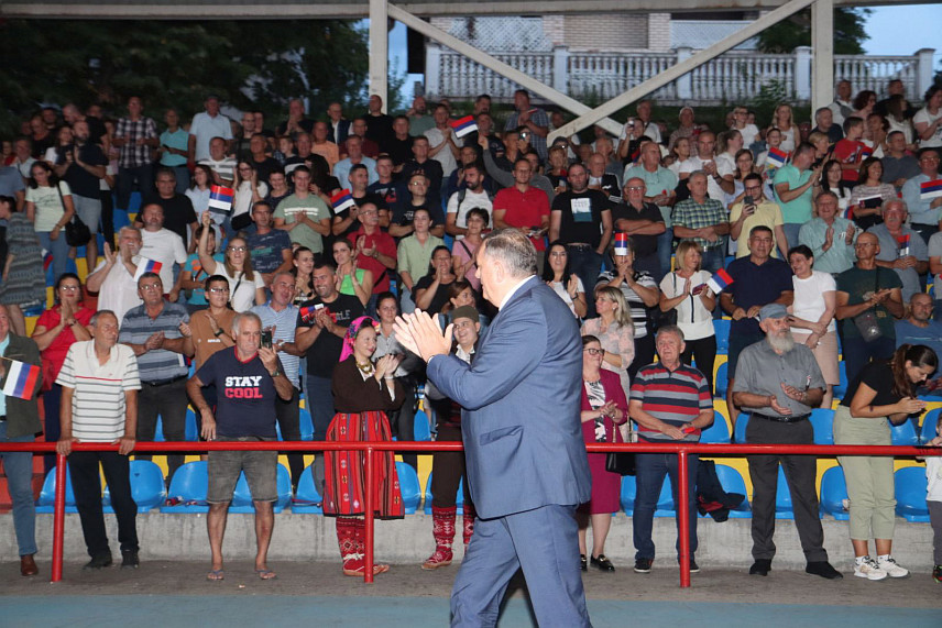 БРЧКО, 12. СЕПТЕМБРА /СРНА/ - Лидер СНСД-а Милорад Додик те потпредсједници странке Жељка Цвијановић, Сања Вулић и Радован Вишковић, присуствовали су вечерас у Брчком предизборном скупу. /Фото - Борислав Здриња/