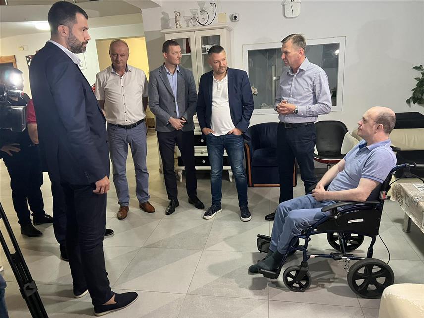 УГЉЕВИК, 12. СЕПTЕМБРА /СРНА/ - Кандидат СНСД-а за начелника општине Угљевик Драган Гајић и организациони секретар СНСД-а Игор Додик вечерас су посјетили старачки дом "Милошевић" у Тутњевцу и овом приликом је борцу прве категорије и ратном војном инвалиду Цицану Станкићу /55/ обезбијеђена помоћ у лијечењу.