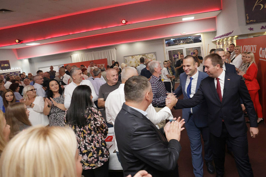 БАЊАЛУКА, 12. СЕПТЕМБАР /СРНА/ - Предсједник Социјалистичке партије Српске /СПС/ Горан Селак и кандидат СНСД-а за градоначелника Бањалуке Никола Шобот.