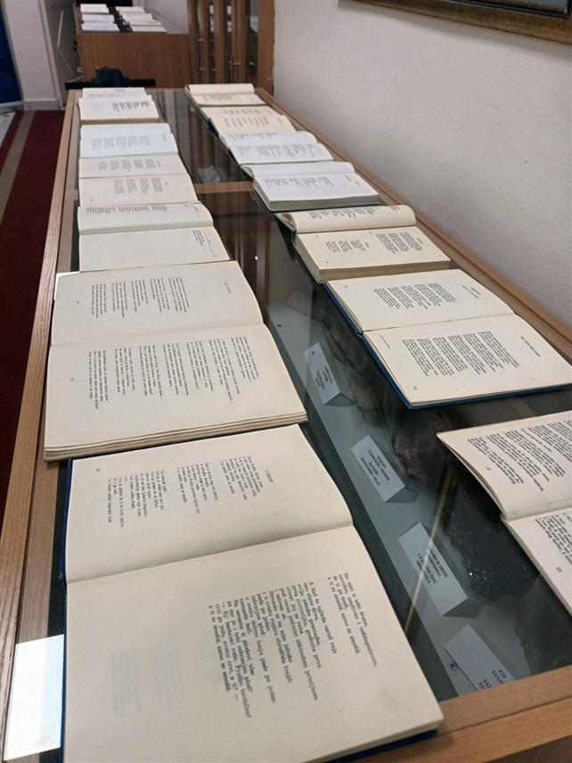 ЗВОРНИК, 13. СЕПТЕМБРА /СРНА/ - У Народној библиотеци и музејској збирци Зворник отворена је данас изложба књига под називом "Родољубље српског пера", поводом 15. септембра - Дана српског јединства слободе и националне заставе.