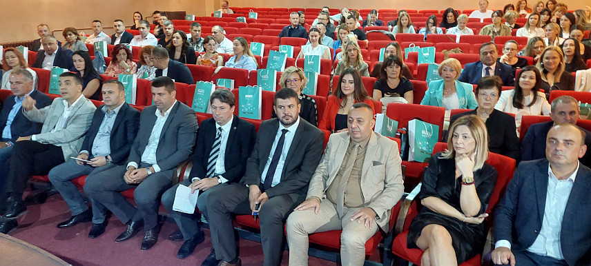 ИСТОЧНО САРАЈЕВО, 13. СЕПТЕМБРА /СРНА/ - Други симпозијум Друштва доктора медицине Републике Српске отворен је данас у Истичном Сарајеву уз учешће еминентних стручњаци из различитих области,изасланик предсједника Републике Српске Љубиша Ћосић отворио је скуп.