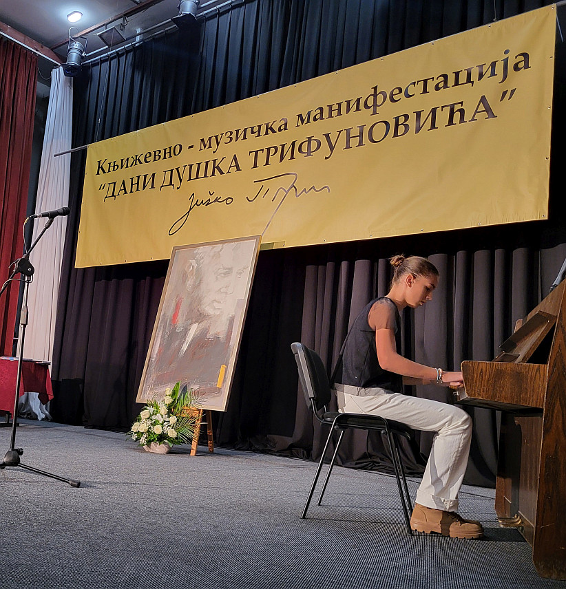 ПАЛЕ, 13. СЕПТЕМБРА /СРНА/ - Програмом "Дјеци у част", проглашењем побједника и дод‌јелом награда за најбољи литерални рад о теми "Нек живи љубав" данас је почела тродневна манифестација "Дани Душка Трифуновића" на Палама.