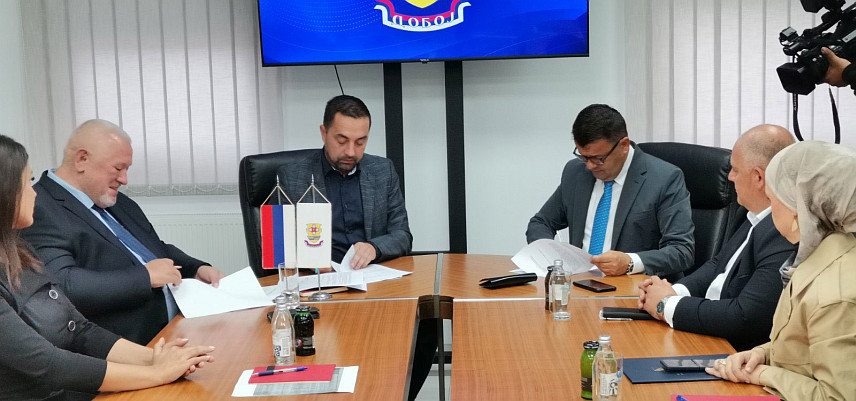 ДОБОЈ, 13. СЕПТЕМБРА /СРНА/ - У Добоју је данас потписан споразум о сарадњи на реализацији пет инфраструктурних пројеката у овом граду чија је вриједности 120.000 КМ,споразум су потписали министар за људска права и избјеглице у Савјету министара Севлид Хуртић, предсједник Комисије за избјеглице и расељена лица Давор Чордаш, директор Фонда за повратак Срђан Шекара и градоначелник Добоја Борис Јеринић.