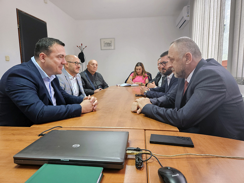 ОШТРА ЛУКА, 13. СЕПТЕМБРА /СРНА/ - Састанак министра рада и борачко-инвалидске заштите Републике Српске Данијела Егића са замјеником начелника општине Оштра Лука Душком Дошеновићем.