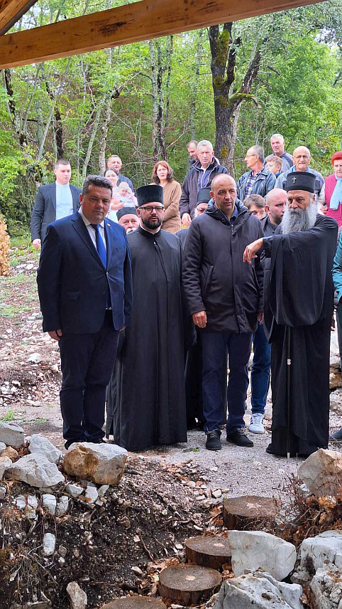 ДРВАР, 13. СЕПТЕМБРА /СРНА/ - Његова светост патријарх српски Порфирије посјетио је данас Храм Светих апостола Петра и Павла у селу Награђе код Дрвара, гдје су га дочекали вјерници,у друштву патријарха је и предсједник Народне скупштине Републике Српске Ненад Стевандић.