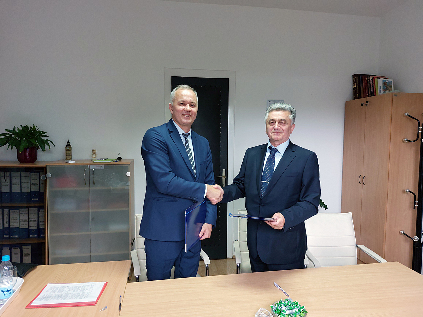 БАЊАЛУКА, 13. СЕПТЕМБРА /СРНА/ - Представници Завода за медицину рада и спорта Републике Српске и Завода за здравствену заштиту радника "Железнице Србије" потписали су данас у Бањалуци уговор о пословно-техничкој сарадњи с циљем унапређења нивоа здравствене заштите, посебно у области медицине рада.