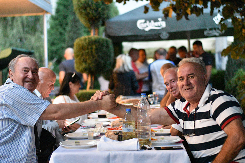 БАЊАЛУКА, 13. СЕПТЕМБРА /СРНА/ - Носилац листе СДС-а за Скупштину града Бањалука Жељко Раљић на дружењу са становницима бањалучког насеља Петрићевац.