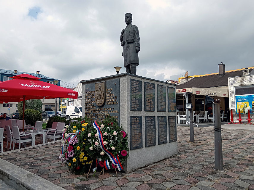 СОКОЛАЦ, 13. СЕПТЕМБРА /СРНА/ - На Сокоцу ће у недјељу, 15. септембра, бити обиљежен Дан почетка пробоја Солунског фронта 1918. године када ће бити положени вијенци на Споменик солунском добровољцу на коме су уписана имена 363 добровољаца са подручја ове општина.