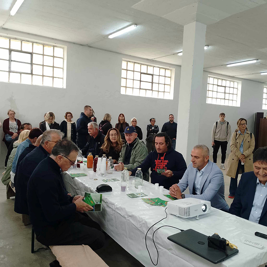 НОВИ ГРАД, 13. СЕПТЕМБРА /СРНА/ - Професори агрономске економије на факултету, учесници Интеркатедарских сусрета агроекономиста посјетили су данас Пољопривредну задругу "Агронова" Нови Град.	
