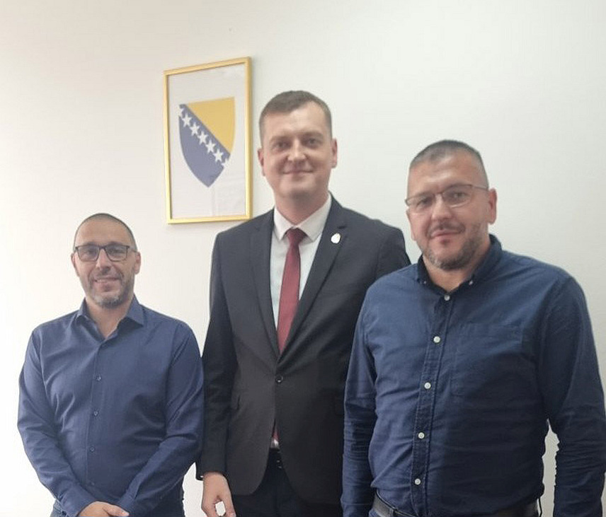 БРОД, 13. СЕПТЕМБРА /СРНА/ - Директор Дома здравља Брод Игор Јеремић са шефом кабинета начелника Вањом Николић - потписани су у Сарајеву уговори о реализацији пројекта замјене вањске столарије на згради Дома здравља у Броду, у вриједности 87.427 марака.