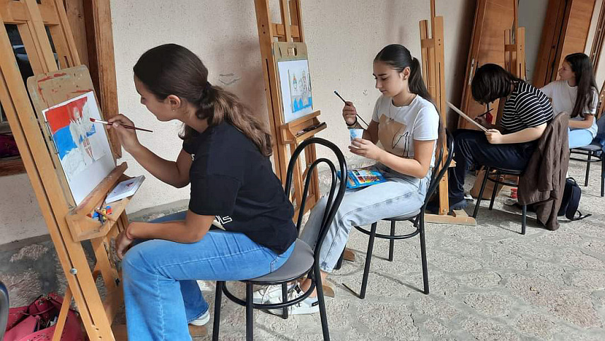 ПАЛЕ, 13. СЕПТЕМБРА /СРНА/ - У Цековића кући на Палама данас је у сусрет Дану српског јединства, слободе и националне заставе организована ликовна колонија за основце и дјецу из вртића на којој су учесници кроз цртеже изразили родољубива осјећања.