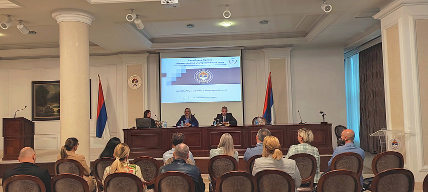 БАЊАЛУКА, 13. СЕПТЕМБРА /СРНА/ - Електронски медији, елевизијске и радио-станице, имају кључну улогу у Систему хитног обавјештавања јавности у случају нестанка малољетног лица "Пронађи ме", те је Министарсво унутрашњих послова /МУП/ Републике Српске данас у Бањалуци представницима ових медија представило радну верзију ове платформе.