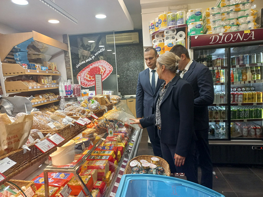 БАЊАЛУКА, 13. СЕПТЕМБРА /СРНА/ - Кампања "Друштвено одговорни", коју реализује Министарство трговине и туризма Републике Српске, представља системску мјеру са циљем да се смање свакодневни трошкови грађана, те је важна подршка друштва како би опстала и постигла пун капацитет, рекао је кандидат СНСД-а за градоначелника Бањалуке Никола Шобот.