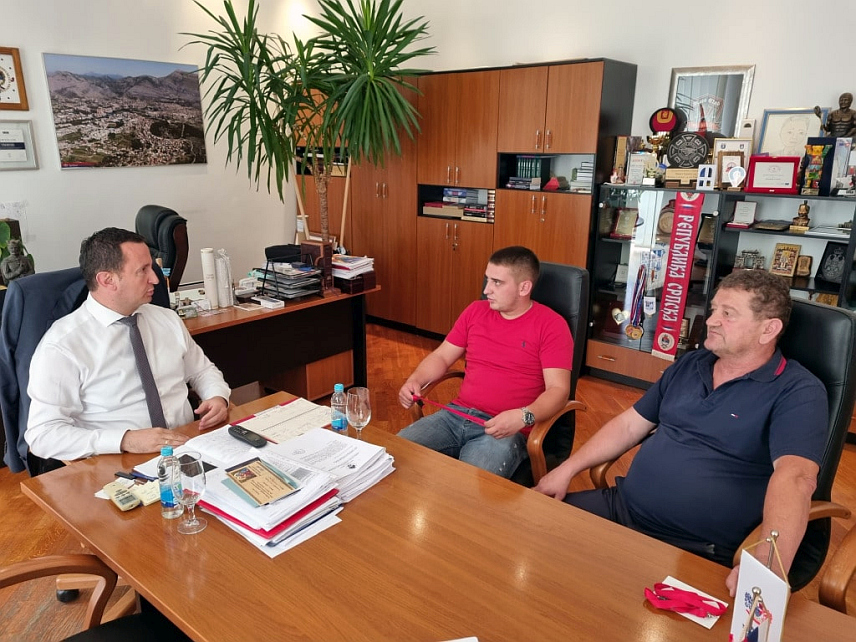 ТРЕБИЊЕ, 13. СЕПТЕМБРА /СРНА/ - Градоначелник Tребиња Мирко Ћурић пружио је данас подршку Мирку Павличевићу из Ластве након што га је народни посланик Небојша Вукановића оптужио да му је добацивао док је говорио на предизборном скупу у тој мјесној заједници.