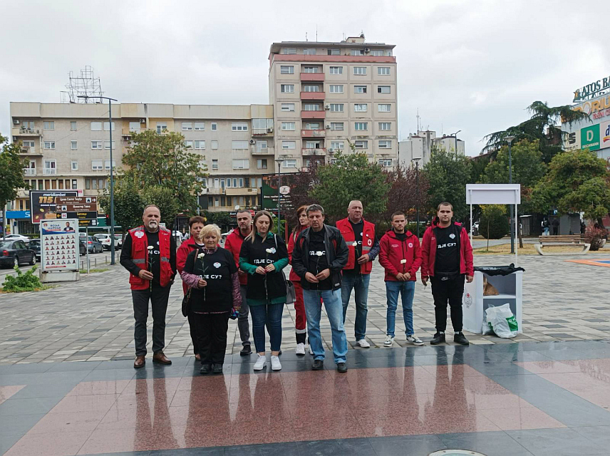 БИЈЕЉИНА, 13. СЕПТЕМБРА /СРНА/ - Руководилац Службе тражења Црвеног крста Републике Српске Милош Пурковић и секретар бијељинске организације Црвеног крста Александар Савић са сарадницима одали су данас почаст и положили цвијеће погинулим борцима и цивилима испред споменика на централном тргу у Бијељини.