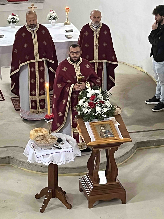 КОЗАРСКА ДУБИЦА, 13. СЕПTЕМБРА /СРНА/ - У Црквеној општини Међувође Епархије бањалучке данас је обиљежена слава првог храма под Козаром посвећеног Светим новомученицима јасеновачким.