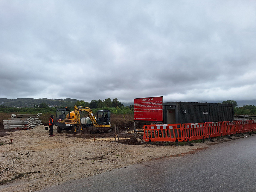 ИСТОЧНА ИЛИЏА, 13. СЕПТЕМБРА /СРНА/ - Сарајевски аеродром узурпирао је више од 22.000 метара квадратних имовине Републике Српске и неће му бити дозвољена градња на тој површини, констатовали су данас грађевински инспектори, геометри и руководиоци свих релевантних републичких институција.