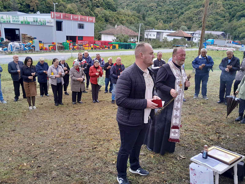 ЈАЈЦЕ, 13. СЕПТЕМБРА /СРНА/ - У селу Бравнице код Јајца данас је служен парастос за 82 цивила убијена у колони избјеглица из Доњег Вакуфа, међу којима је било осморо дјеце.