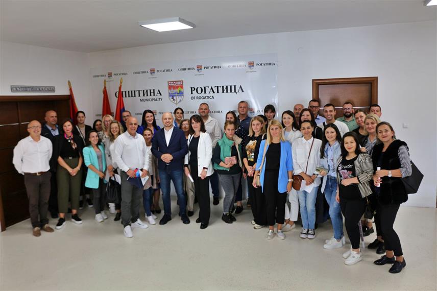 РОГАTИЦА, 13. СЕПTЕМБРА /СРНА/ - Потпредсједник Уједињене Српске Милан Петковић подржао је приликом данашње посјете рад Општинског одбор /ОО/ ове странке у Рогатици.