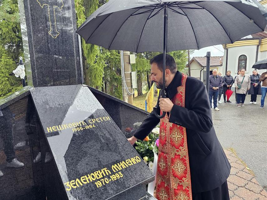 УГЉЕВИК, 13. СЕПТЕМБРА /СРНА/ - У Мезграји код Угљевика данас су обиљежене три деценије од страдања пет бораца Војске Републике Српске у одбрани села у Одбрамбено-отаџбинском рату и четири цивила које су мучки убиле муслиманске снаге из Теочака.