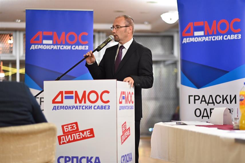 БАЊАЛУКА, 13. СЕПТЕМБАР /СРНА/ - Носилац листе ДЕМОС-а за Скупштину града Бањалука Боран Босанчић у обраћању присутнима на предизборном скупу те странке у ресторану "Аквана" у бањалучком насељу Борик.