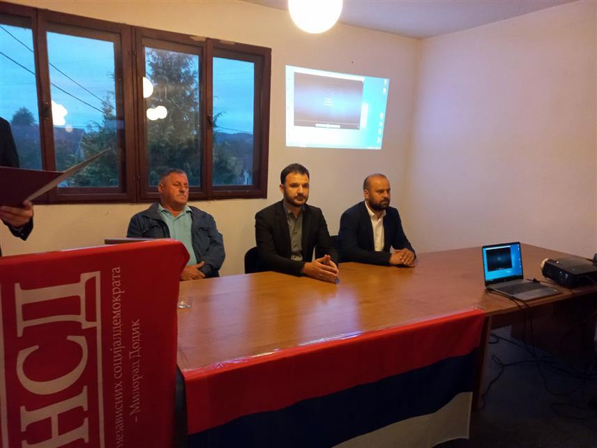 ПРИЈЕДОР, 13. СЕПТЕМБРА /СРНА/- Кандидат СНСД-а за градоначелника Приједора Слободан Јавор на предизборној трибини у Градини.