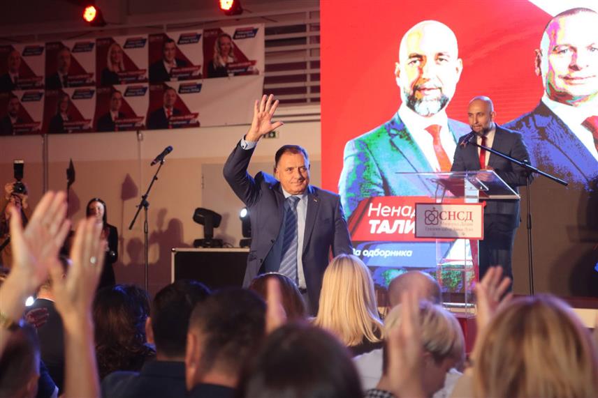 БАЊАЛУКА, 13. СЕПТЕМБРА /СРНА/ - Предсједник СНСД-а Милорад Додик и потпредсједник СНСД-а Жељка Цвијановић присуствовали су вечерас предизборној трибини у бањалучком насељу Старчевица./Фото - Борислав Здриња/