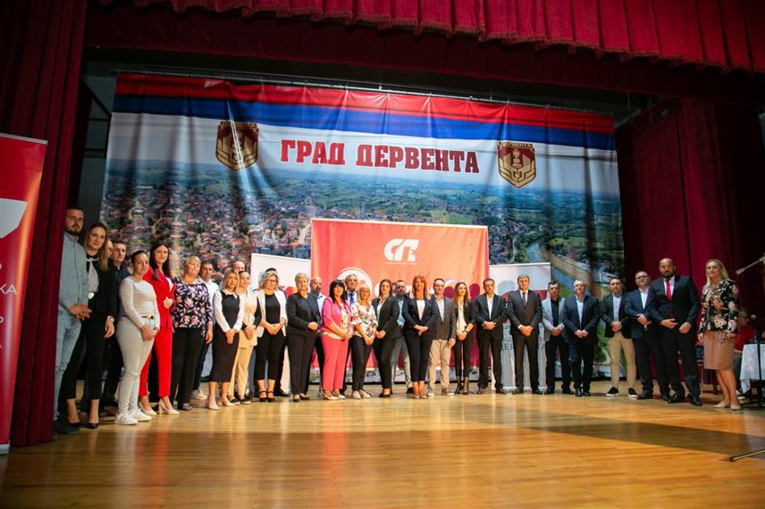 ДЕРВЕНТА, 13. СЕПТЕМБРА /СРНА/ - Предсједник Социјалистичке партије /СП/ Петар Ђокић присуствовао је вечерас предизборној трибини у Дервенти гдје је представљена изборна листа од 34 кандидата, изборни програм, те заједнички кандидат за градоначелника Игор Жунић.