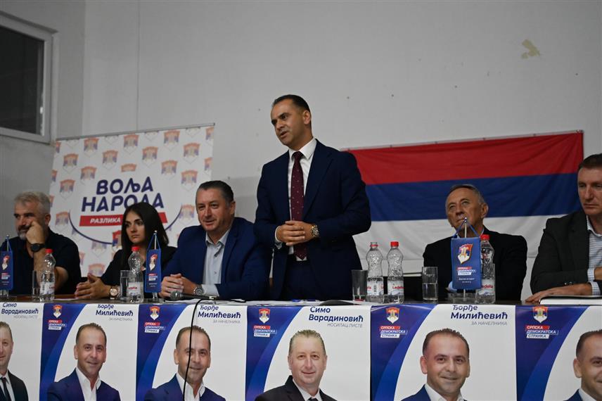 ШАМАЦ, 13. СЕПTЕМБРА /СРНА/ - Кандидат СДС-а за начелника општине Шамац Ђорђе Милићевић на предизборном скупу те странке у Средњој Слатини.