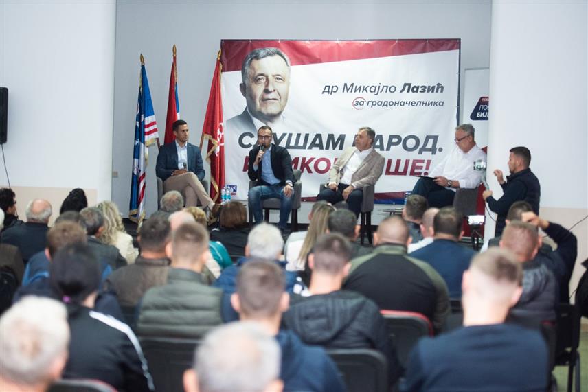 БИЈЕЉИНА, 13. СЕПТЕМБРА /СРНА/ - Носилац одборничке листе СНСД-а за Скупштину града Бијељина Бојан Савић у обраћању присутнима на трибини те странке у бијељинском насељу Амајлије.