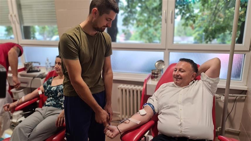 ДОБОЈ, 13. СЕПТЕМБРА /СРНА/ - Чланови добојског Градског одбора ДЕМОС-а данас организовано дају крв у служби трансфузијске медицине у овом граду.