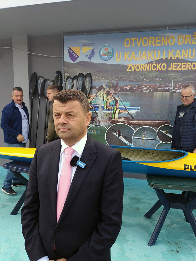 ЗВОРНИК, 14. СЕПТЕМБРА /СРНА/ - Министар за људска права и избјеглице у Савјету министара Севлид Хуртић уручио је данас Кајак-кану клубу "Дрина" у Дивичу код Зворника шест нових кајака са веслима вриједних 40.000 КМ.	