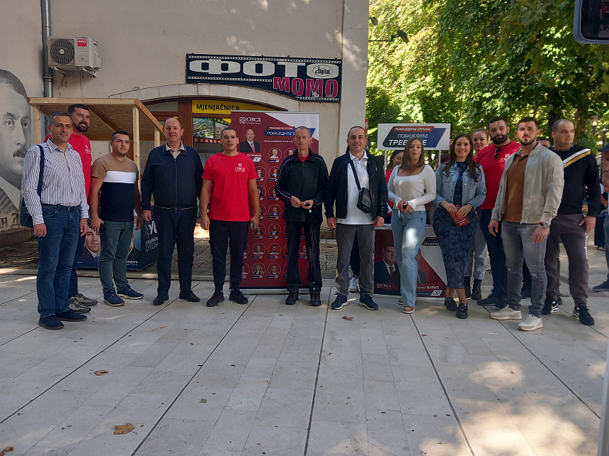 ТРЕБИЊЕ, 14. СЕПТЕМБРА /СРНА/ - Градски одбор СНСД-а у Tребињу дијелио је данас на Tргу слободе у овом граду промотивни материјал.