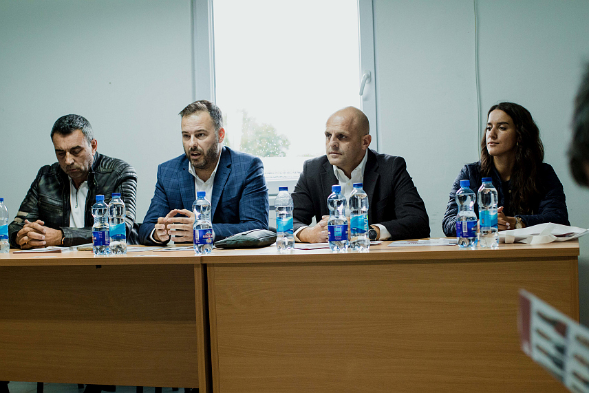 БИЈЕЉИНА, 14. СЕШТЕМБРА /СРНА/ - Кандидат Републичке странке Српске за одборника у Скупштини града Бијељина Зоран Јовановић на трибини у семберском насељу Љесковац.