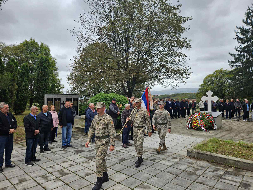 БАЊАЛУКА, 14. СЕПТЕМБРА /СРНА/ - На Меморијалном центру Раковачке баре у Бањалуци данас је служен парастос и положени су вијенци поводом 33 године од формирања Друге крајишке бригаде Војске Републике Српске.