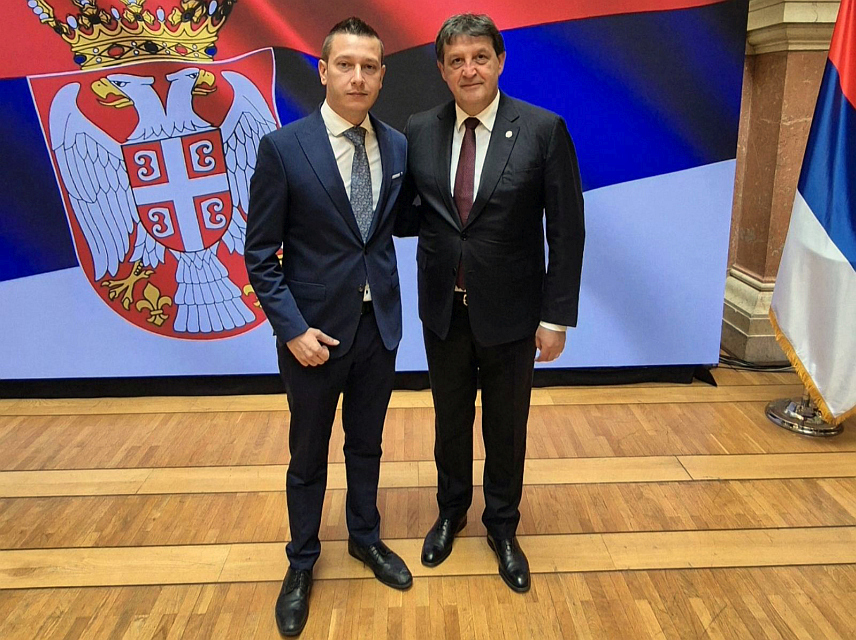 САРАЈЕВО, 14. СЕПТЕМБРА /СРНА/ - Замјеник министра одбране у Савјету министара Александар Гогановић је данас у Београду присуствовао свечаности поводом промоције најмлађих официра Војске Србије, те се састао са министром одбране Србије Братиславом Гашићем.	