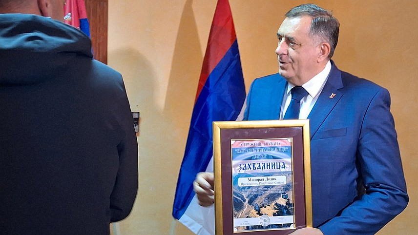 ДРВАР, 14. СЕПТЕМБРА /СРНА/ - Предсједник Републике Српске Милорад Додик данас је примио захвалницу од удружења "Награђе - Црна краљица" за помоћ у изградњи Храма Светих апостола Петра и Павла у селу Награђе код Дрвара.