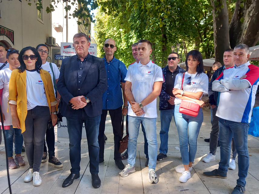 ТРЕБИЊЕ, 14. СЕПТЕМБРА /СРНА/ - Носилац листе кандидата Народне партије Српске /НПС/ за одборнике у Скупштини града Требиња Јовица Влатковић и Градски одбор НПС-а подијелио је данас промотивни материјал на требињском Tргу слободе.	