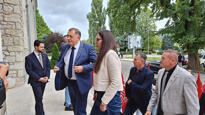 ДРВАР, 14. СЕПТЕМБРА /СРНА/ - Предсједник Републике Српске Милорад Додик је данас заједно са начелником општине Дрвар Душицом Рунић посјетио Центар за културу и спорт у овој општини.	