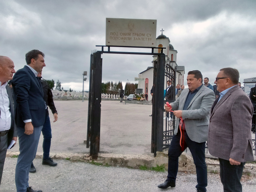 СОКОЛАЦ, 14. СЕПTЕМБРА /СРНА/ - Предсједник Народне скупштине Републике Српске Ненад Стевандић поклонио је данас и открио спомен-плочу на улазној капији Војничког спомен-гробља Нови Зејтинлик на Сокоцу и посјетио спомен-собу у којој се налазе фотографије 630 погинулих српских бораца.	