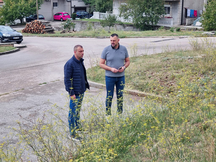 ТРЕБИЊЕ, 14. СЕПТЕМБРА /СРНА/ - У Требињу је у току припрема локација и постављање мобилијара за 10-ак дјечијих игралишта широм града и неколико спортских терена, а увелико је почела и санација постојећих спортских игралишта.