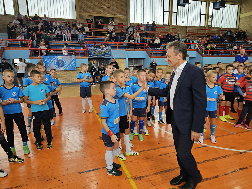 УГЉЕВИК, 14. СЕПТЕМБРА /СРНА/ - Међународни фудбалски дјечији турнир "Трофеј Угљевика" окупио је 50 екипа са више од 600 дјевојчица и дјечака узраста од седам до 10 година.