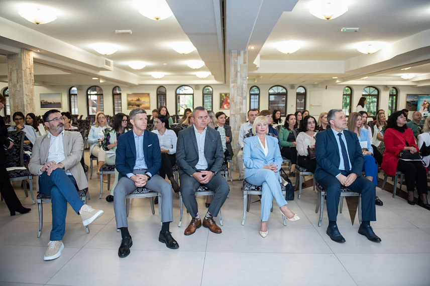 БИЈЕЉИНА, 14. СЕПТЕМБРА /СРНА/ - Удружење педијатара Републике Српске и Педијатријске секције Српског лекарског друштва из Србије одржали су данас у Бијељини стручни састанак на којем су обрађене актуелне теме из савремене педијатријске струке.