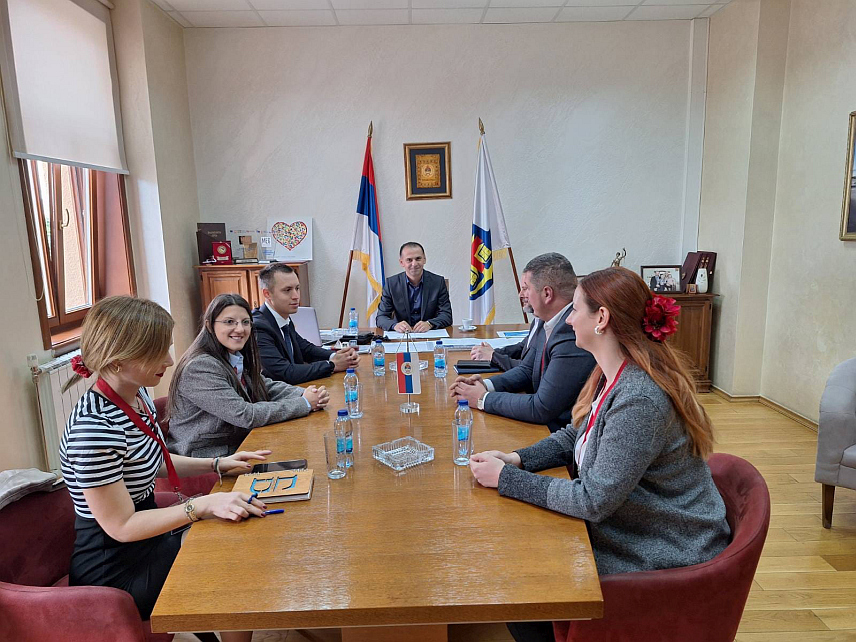 ШАМАЦ, 14. СЕПTЕМБРА /СРНА/ - Аташе Амбасаде Руске Федерације у БиХ Илија Серов је данас заједно са представницима Руског дома из Београда, представницима издаваштва "Битије" и другим учесницима округлог стола "Српско-руска прича" посјетио начелника општине Шамац Ђорђа Милићевића.	