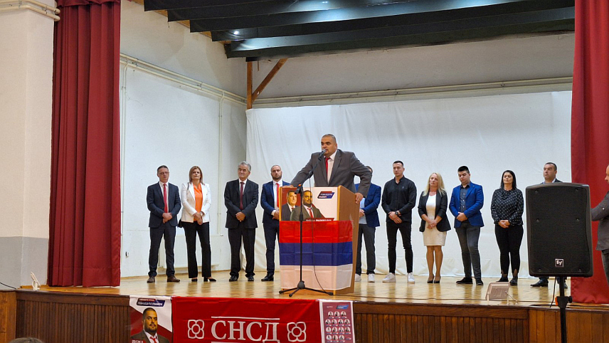 ГЛАМОЧ, 14. СЕПТЕМБРА /СРНА/ - Предсједник СНСД-а Милорад Додик на предизборној трибини Савеза независних социјалдемократа /СНСД/ у Гламочу.