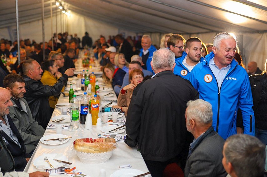 БАЊАЛУКА, 14. СЕПТЕМБРА /СРНА/ - Кандидат ПДП-а за градоначелника Бањалуке Драшко Станивуковић и носилац листе ПДП-а за Скупштину града Бањалука Бранислав Бореновић на трибини у Бронзаном Мајдану.