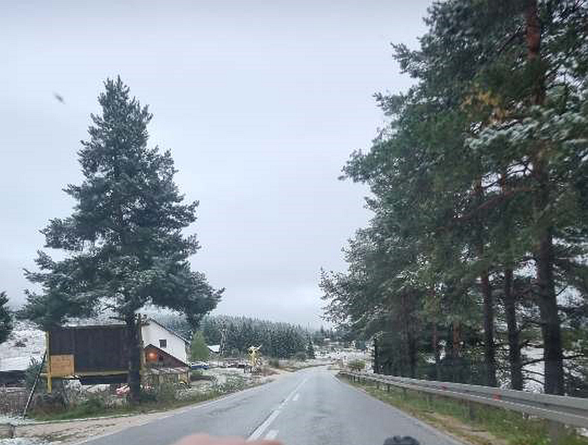 СОКОЛАЦ, 14. СЕПTЕМБРА /СРНА/ - На планинском превоју Романија током ноћи је падао слаб снијег, али се није задржао на коловозу и не утиче на редовно одвијање саобраћаја.	